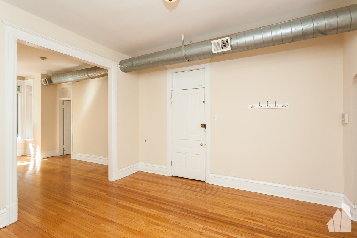 Building Photo - 900 W Newport Ave