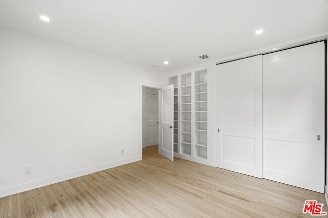 Building Photo - 435 Westmount Dr