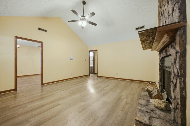 Building Photo - 1701 Rose Garden Ln