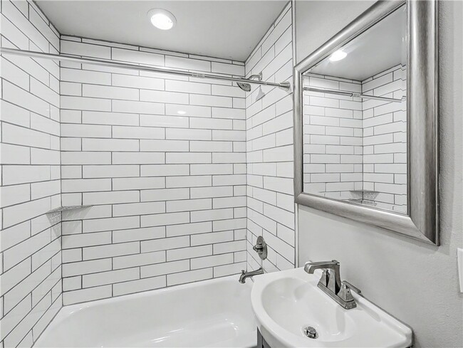 Building Photo - 24 Hampstead Ln