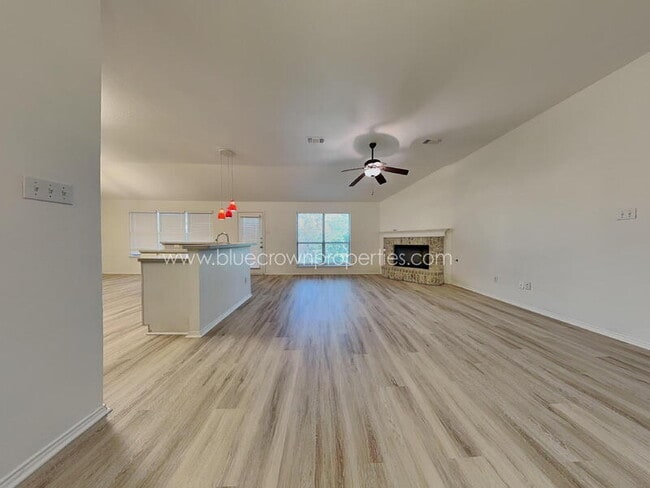 Building Photo - 615 Douglas Dr