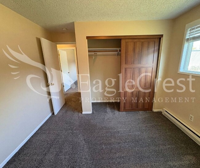 Building Photo - Three Bedroom, One Bathroom Home with Larg...