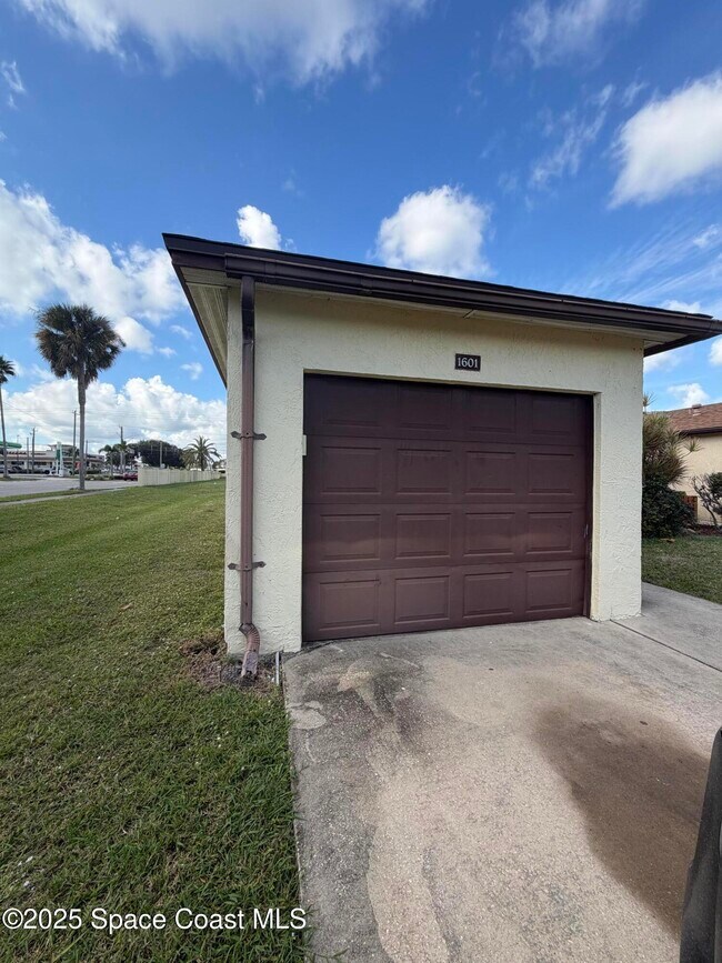 Building Photo - 1601 Jolson Ct