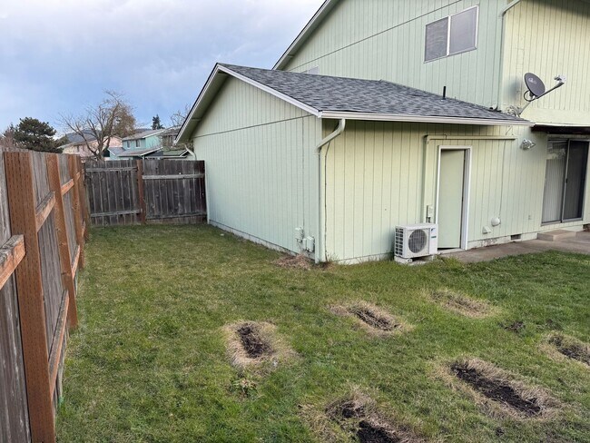 Building Photo - Updated 2 bedroom 1 1/2 bath duplex in Springfield!  MOVE IN SPECIAL!