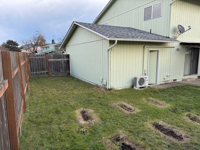 Building Photo - Updated 2 bedroom 1 1/2 bath duplex in Springfield!