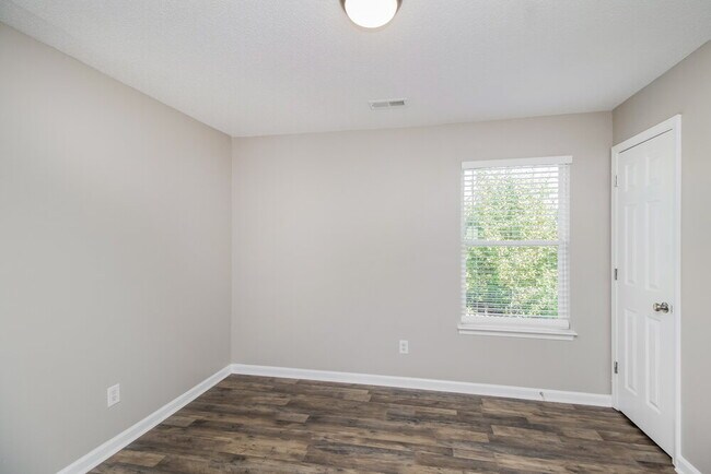 Building Photo - 113 Daventry Pl