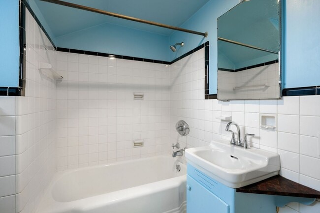 Building Photo - Quaint 1 Bedroom/1 Bathroom Cottage Style Apartment in Richmond ***Available NOW***