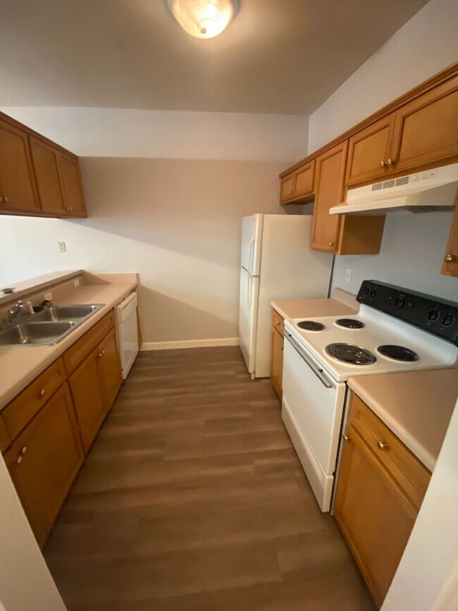 Building Photo - Lovely Three bedroom/two bath townhouse off Blairstone Road!