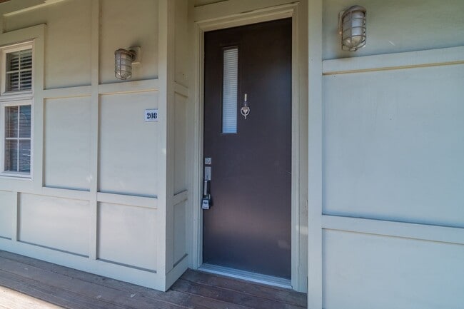 Building Photo - Wonderful 2bd/2bth uptown condo! lots of space in a beautiful building