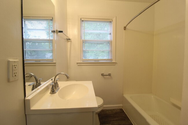 Building Photo - 3 Bedroom 1 Bath House In Mission Kansas