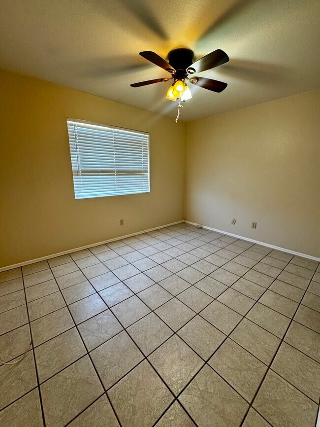 Building Photo - House For Rent
