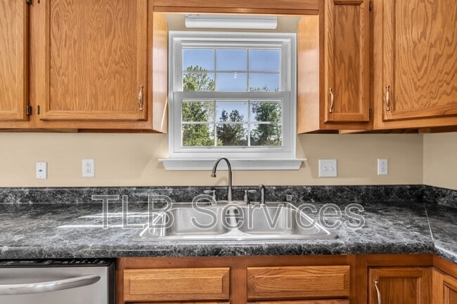 Building Photo - 211 Fall Creek Dr