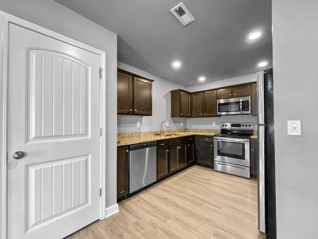 Building Photo - Charming 3-Bed, 2-Bath Ranch style duplex in the Colonial Gardens