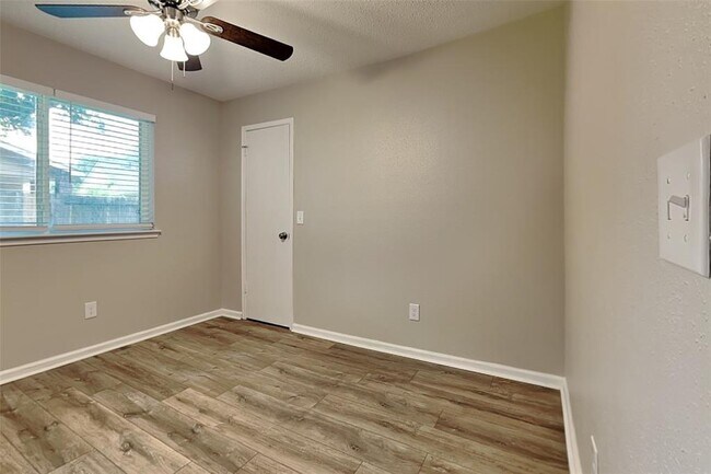 Building Photo - 3912 Ashwood Dr