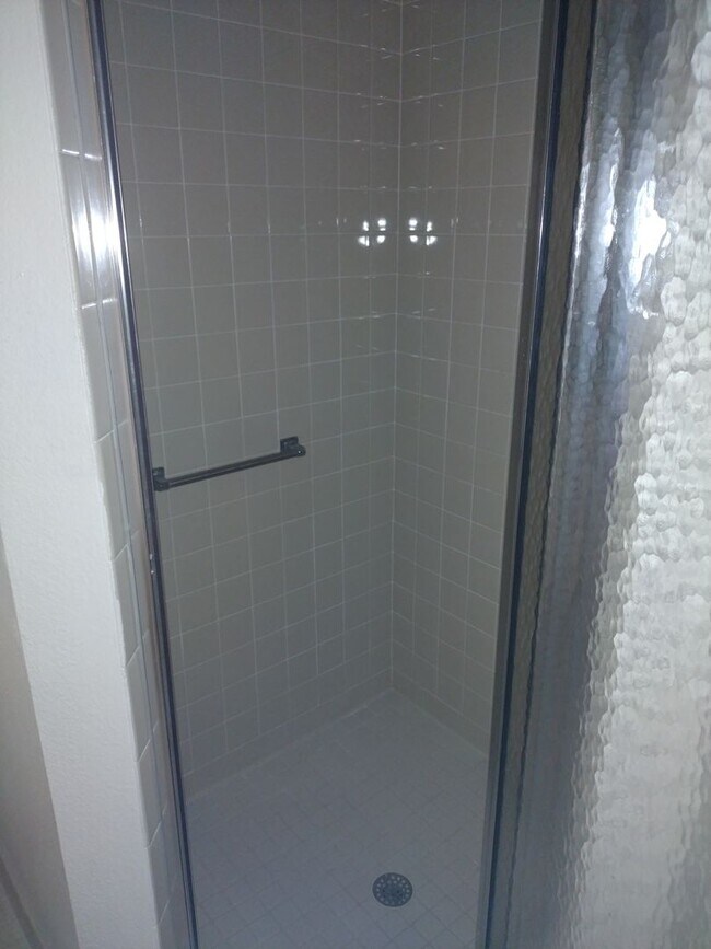 Building Photo - 2 bedroom 2 bathroom Large House for rent ...
