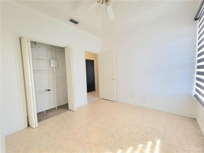 Building Photo - 21 N Opal St