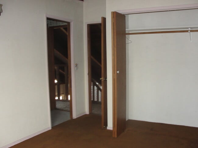 Building Photo - Large Country Home