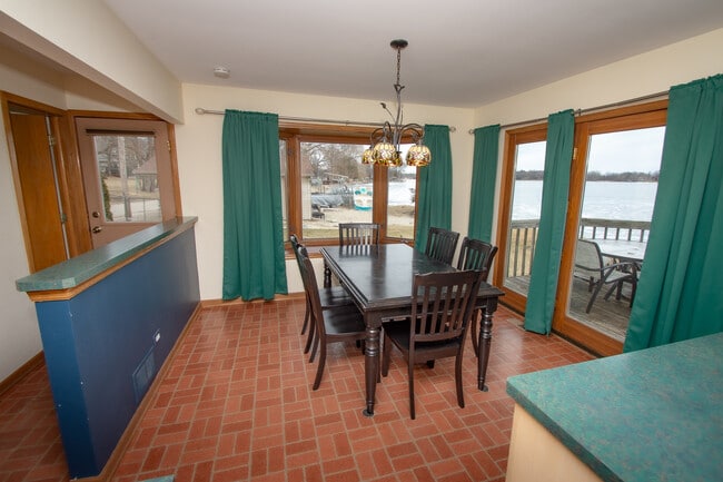 Building Photo - 23231 W Lakeshore Dr