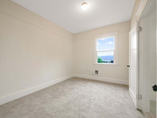 Building Photo - 3 Bed and 1 Bath Beautiful Duplex is Available for Rent!