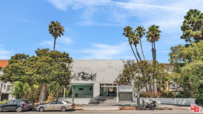 Building Photo - 621 San Vicente Blvd