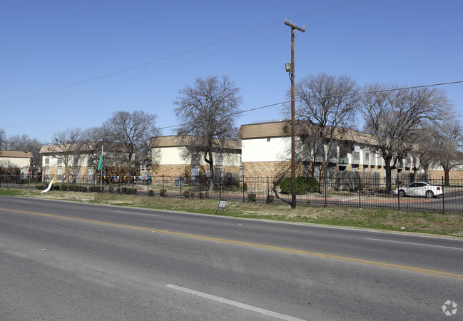 Building Photo - Oak Meadow Villa Apartments