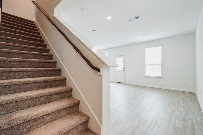 Building Photo - 16523 Pine Arrow Dr