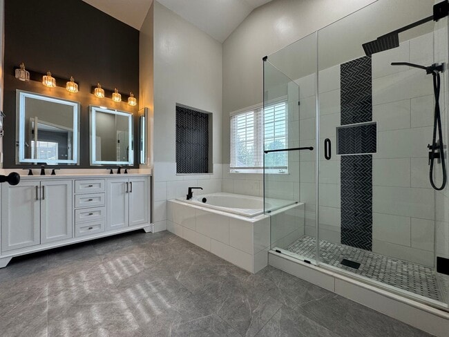 Building Photo - Stunning  4 Bed 3 Bath Home With Spacious ...