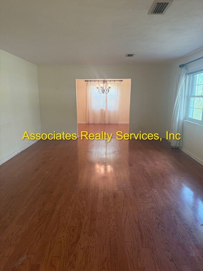 Building Photo - Beautiful 4bed/3bath Corner Lot in Suburban Heights