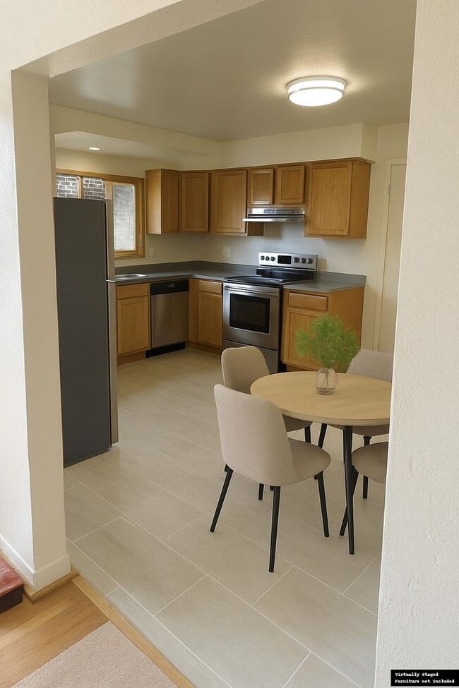 Building Photo - Fully Renovated and ***Move in Special***