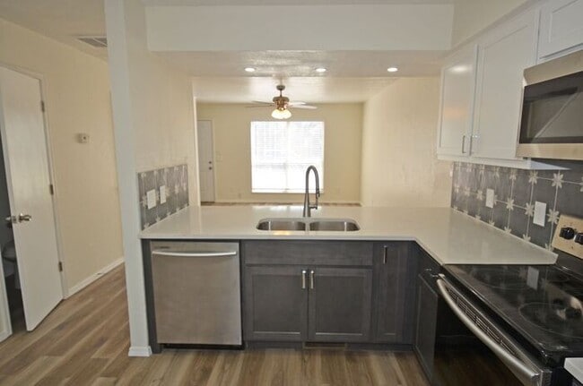 Building Photo - 2 BED 1.5 BATH TOWNHOUSE -WARR ACRES