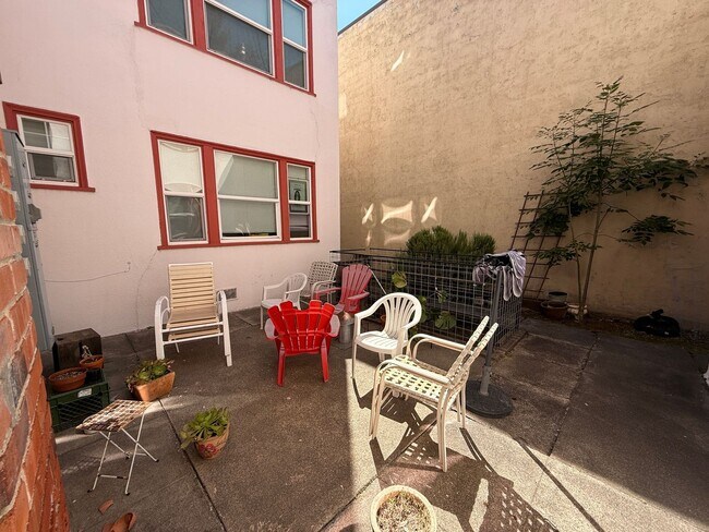 Building Photo - 442 8th St