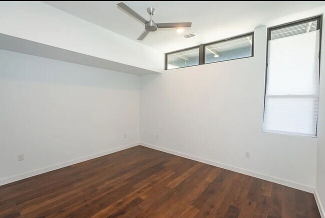 Building Photo - Stunning One bedroom/One bath Condo Locate...