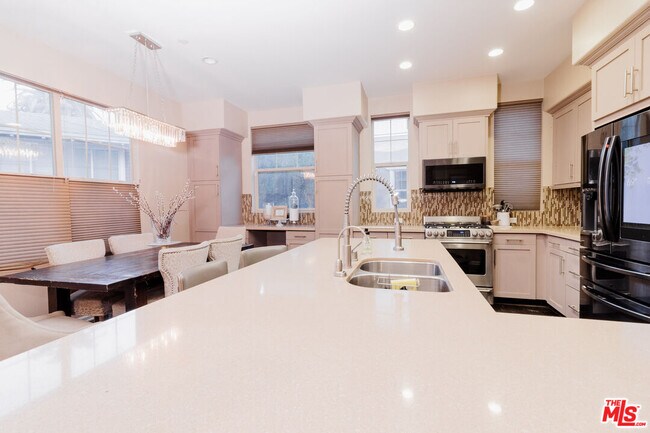 Building Photo - 1245 Wilcox Ave