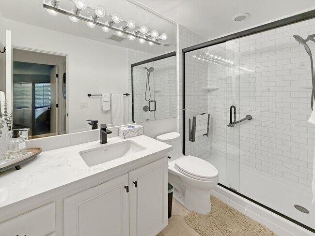 Building Photo - 257 Por La Mar Cir