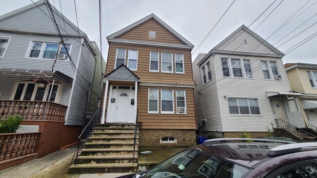 Building Photo - 29 ROOSEVELT Ave