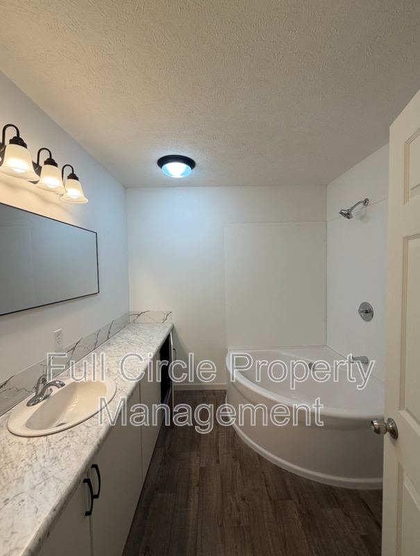 Building Photo - 115 Oak St