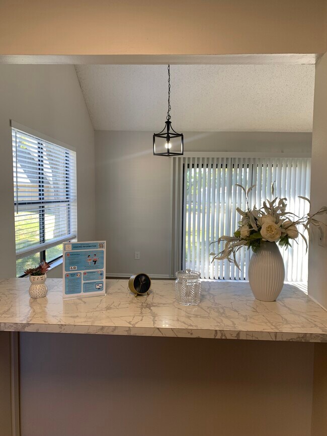 Building Photo - 2558 W Bird St