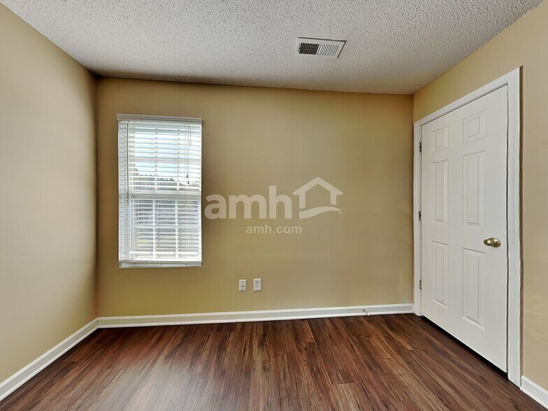 Building Photo - 430 Rockbridge Dr