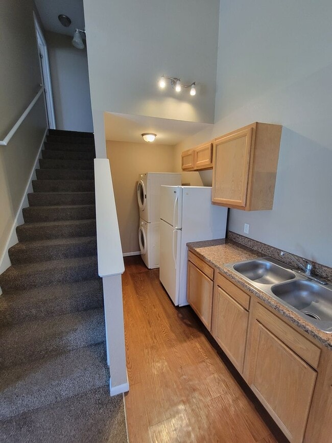 Building Photo - 2 Bedroom/2 Bathroom Townhouse in Fayette!