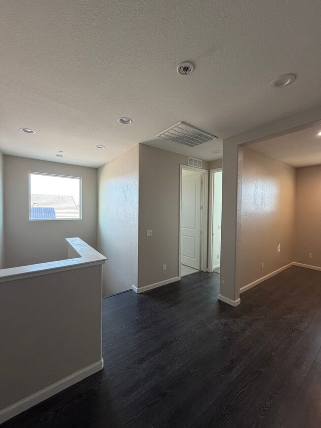 Building Photo - Northwest Bakersfield Gated Home