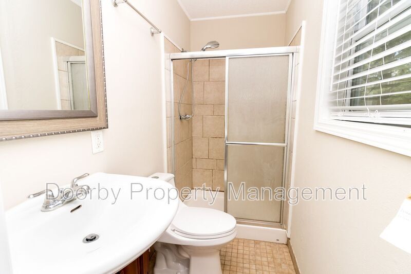 Building Photo - 805 Gloria Ln