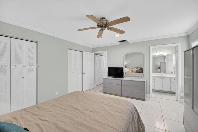 Building Photo - 3810 Rowena Cir