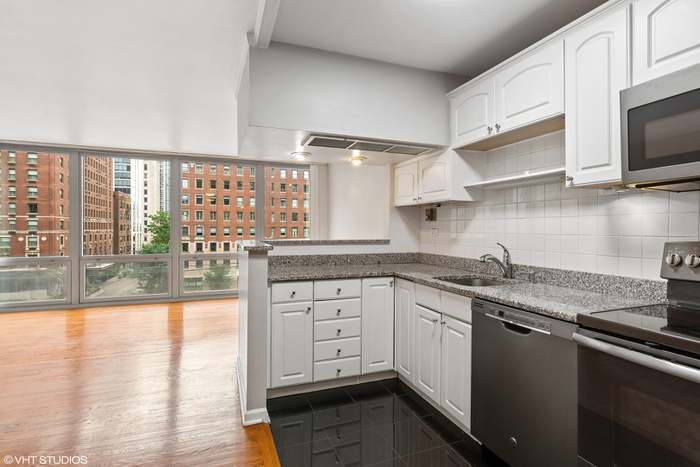 Building Photo - 21 W Goethe St