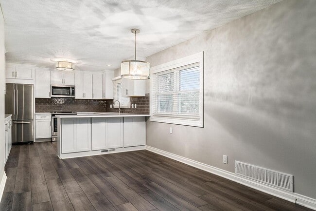 Building Photo - 2850 Pickwick Dr