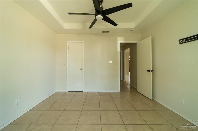 Building Photo - 407 Delia Ave