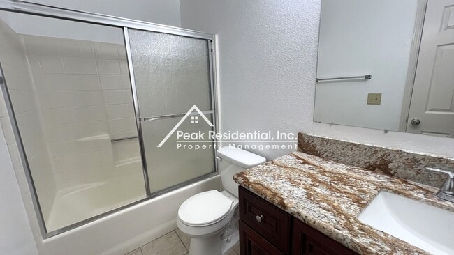 Building Photo - Spacious 2bd/2ba Duplex with 2 Car Garage
