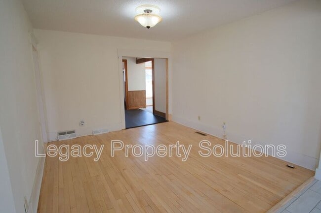 Building Photo - 609 N 13th St