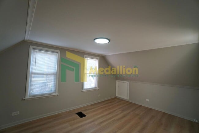 Building Photo - 10123 S Crandon Ave