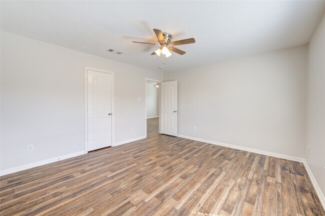 Building Photo - 24615 Lakecrest Bend Dr