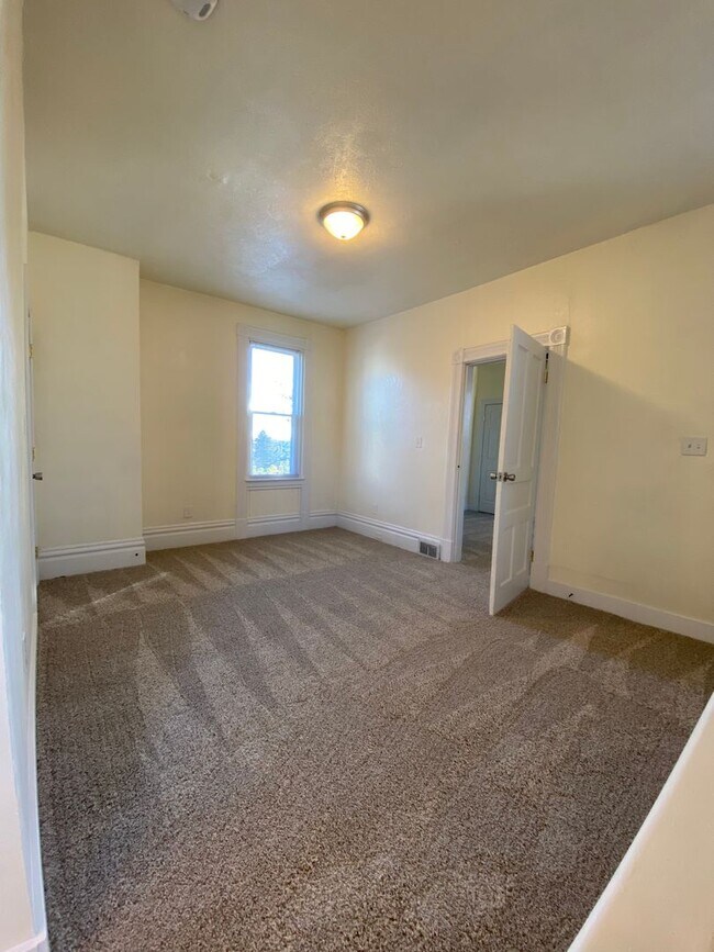 Building Photo - Spacious 3br house with off street parking